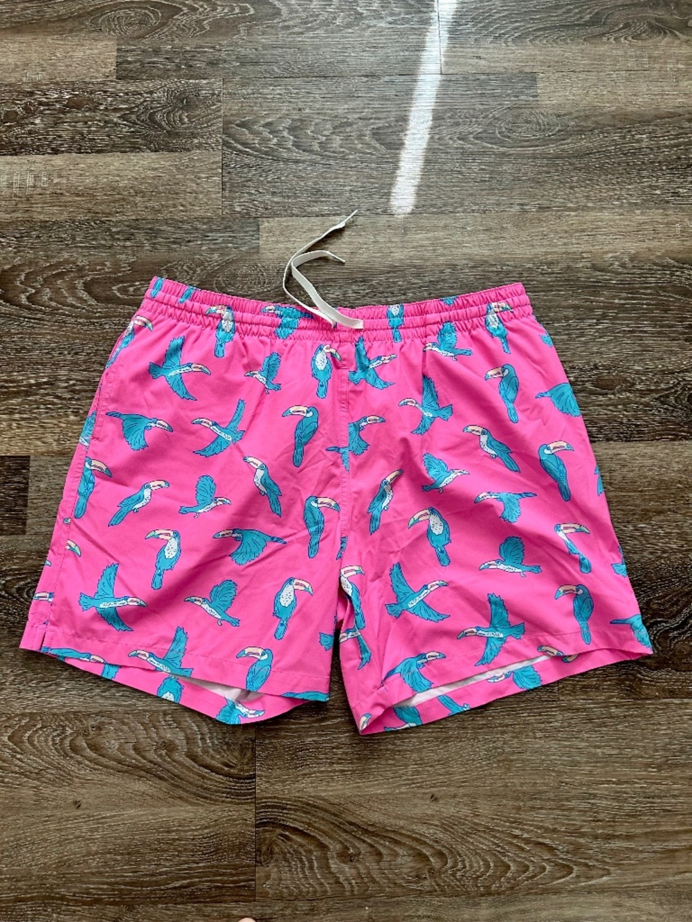 Chubbies Men’s The Toucan Do It’s 5’5” Classic Swim Trunks Sz XL Pink & Blue